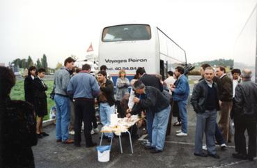 Iconographie - Course de brouettes à TF1 - Les membres en bus vers les studios Carrere