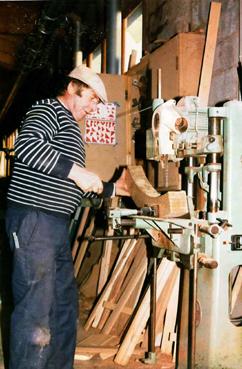 Iconographie - Construction de la brouette géante - Mortaisage de la roue