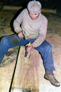 Iconographie - Construction de la brouette géante - Mortaisage d'un brancard