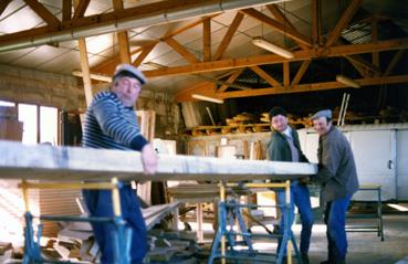 Iconographie - Construction de la brouette géante - Travail sur un brancard