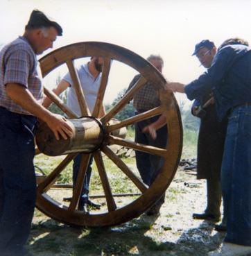 Iconographie - Construction de la brouette géante - Chatrage de la roue