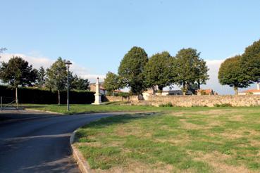 Iconographie - Le monument aux Morts près de l'abri de la brouette géante