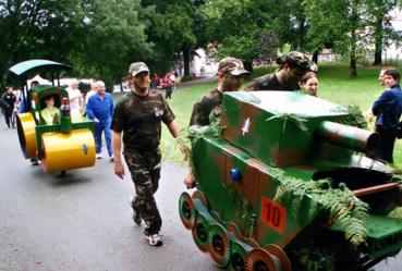 Iconographie - Course de brouettes - Tank et rouleau compresseur