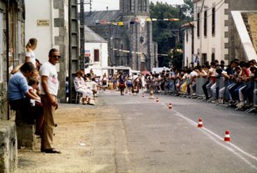 Iconographie - Course de brouettes - La course dans le bourg