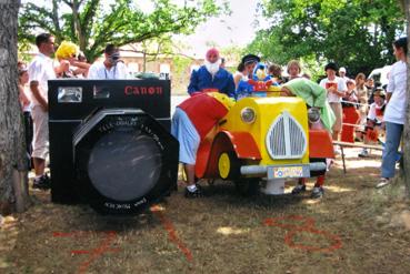 Iconographie - Course de brouettes - Appareil photo et voiture