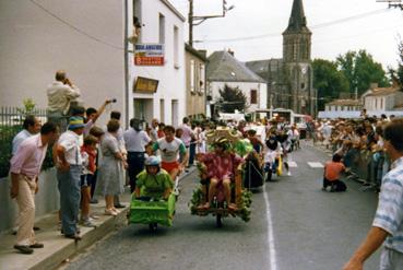 Iconographie - Course de brouettes - L'épreuve dans le bourg