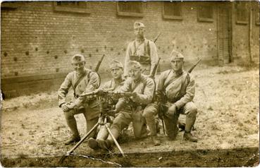 Iconographie - Pose de soldats dont M. Bernier derrière une mitrailleuse