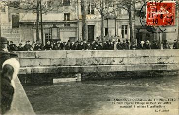 Iconographie - Inondation du 1er mars 1910 - La foule regarde l'étiage au pont du Centre