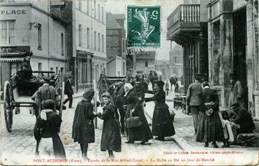 Iconographie - Entrée de la rue Alfred Canel - La halle au blé un jour de marché