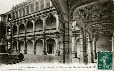 Iconographie - La cour d'honneur du château de La Rochefoucault