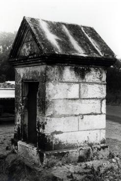 Iconographie - Pompe communale, route de la Gare, avant restauration