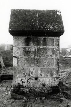 Iconographie - Pompe communale, route de la Gare, avant restauration