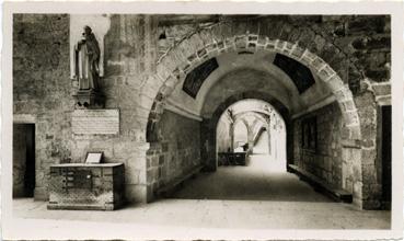 Iconographie - La galerie du cloître et le coffre légendare