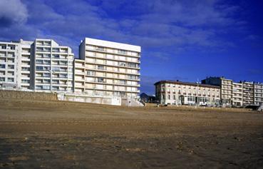 Iconographie - L'hôtel de la Plage et les immeubles vus de la plage