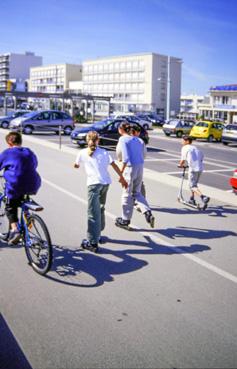 Iconographie - Enfants sur patins à roulettes, trotinettes et cycle
