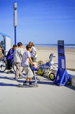 Iconographie - Enfants sur patins à roulettes, trotinettes et cycle