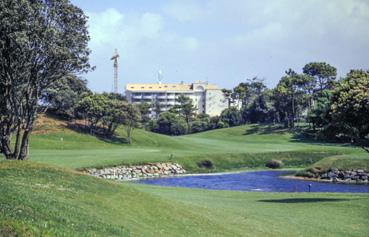 Iconographie - L'hôtel Mercure vu du terrain de golf