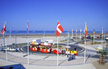 Iconographie - Le petit train touristique près du palais des congrès Odysséa