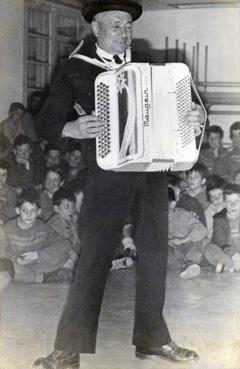 Iconographie - Eugène Simoneau, accordéoniste, et des écoliers