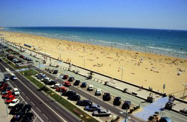 Iconographie - Vue aérienne du remblai, la plage, vers les Demoiselles