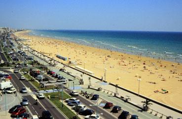 Iconographie - Vue aérienne du remblai, la plage, vers les Demoiselles