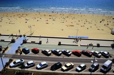 Iconographie - Sur le remblai, automobiles garées en épis