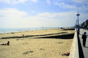 Iconographie - La plage, une cale et l'océan le 18 juin