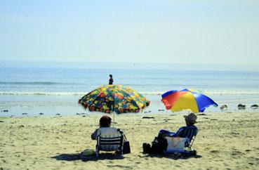 Iconographie - Repos sous ombrelles à la plage le 18 juin