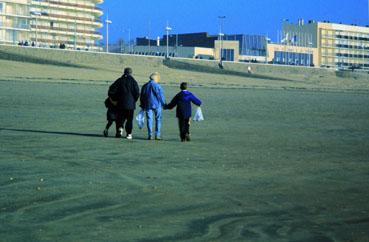 Iconographie - Promenade sur la plage hors saison