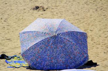 Iconographie - Un parasol sur la plage le 18 juin