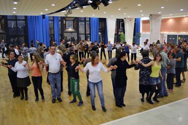 Iconographie - Bal à Odysséa avec les élèves de l'école départementale de musique traditionnelle