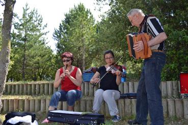 Iconographie - Pique-nique des élèves de l'Ecole départementale de musique traditionnelle