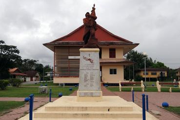 Iconographie - Le monument aux Morts et la mairie