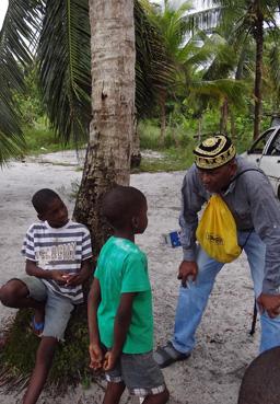 Iconographie - Sombra, conteur du Suriname, contant à des enfants