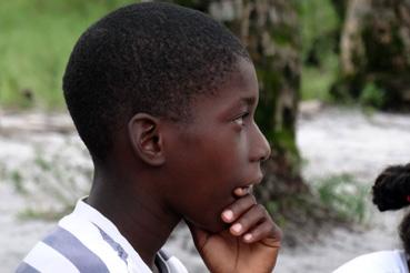 Iconographie - Enfants écoutant la conteuse Nowilia, du Suriname