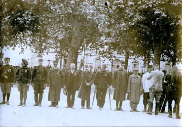 Iconographie - Revue des troupes et décorations par le général Ferré