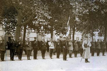 Iconographie - Revue des troupes par le général Ferré devant l'hôpital N° 1