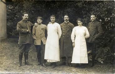 Iconographie - Blessés et leurs infirmières à l'hôpital militaire