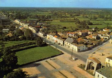 Iconographie - Vue aérienne sur les places publiques et l'ancienne église