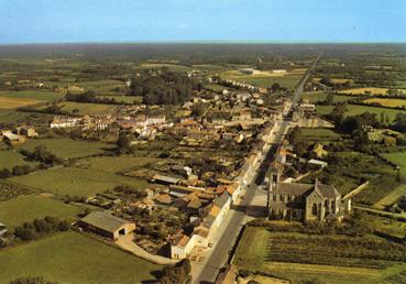 Iconographie - Vue aérienne sur l'église et la rue principale