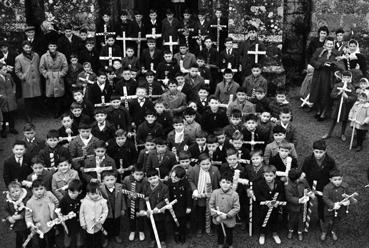 Iconographie - Mission de 1963 - Les enfants porteurs de croix