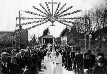 Iconographie - Souvenir de la mission - Pâques 1953 - La procession