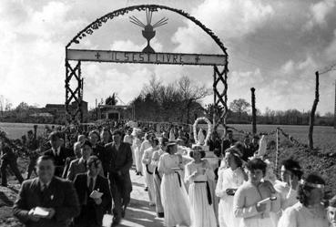 Iconographie - Souvenir de la mission - Pâques 1953 - La procession