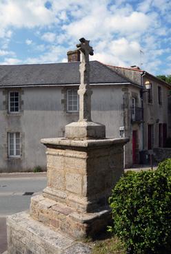 Iconographie - Croix hosanière sur le parvis de l'église