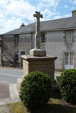 Iconographie - Croix hosanière sur le parvis de l'église