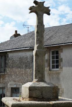 Iconographie - Croix hosanière sur le parvis de l'église