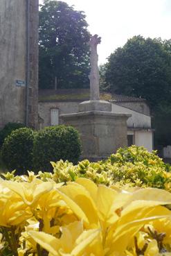 Iconographie - Croix hosanière sur le parvis de l'église