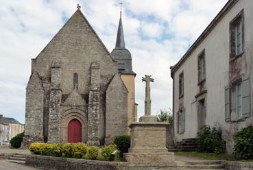 Iconographie - Croix hosanière sur le parvis de l'église