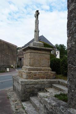 Iconographie - Croix hosanière sur le parvis de l'église