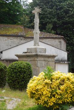 Iconographie - Croix hosanière sur le parvis de l'église